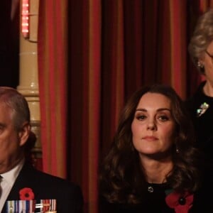 Le prince Andrew, duc d'York, et la duchesse Catherine de Cambridge, enceinte, au Festival of Remembrance 2017 pour la commémoration du 11 novembre, au Royal Albert Hall à Londres le 11 novembre 2017.