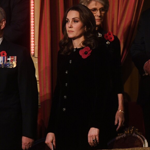 Le prince Andrew, duc d'York, et la duchesse Catherine de Cambridge, enceinte, dans la loge royale lors du Festival of Remembrance 2017 pour la commémoration du 11 novembre, au Royal Albert Hall à Londres le 11 novembre 2017.