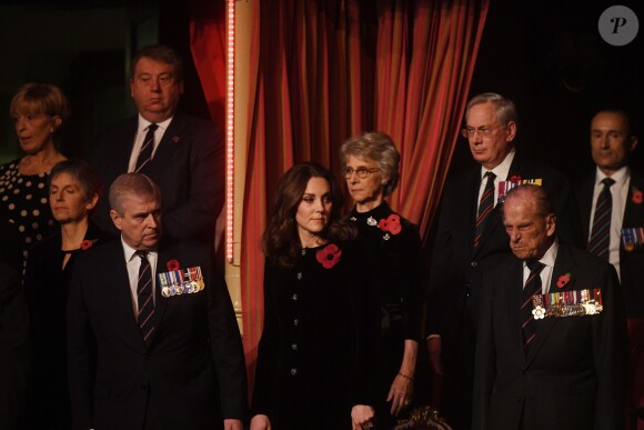 Le prince Andrew, duc d'York, la duchesse Catherine de Cambridge, enceinte, et le duc d'Edimbourg dans la loge royale lors du Festival of Remembrance 2017 pour la commémoration du 11 novembre, au Royal Albert Hall à Londres le 11 novembre 2017.