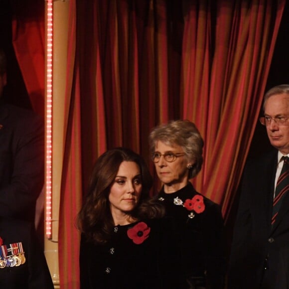 Le prince Andrew, duc d'York, la duchesse Catherine de Cambridge, enceinte, et le duc d'Edimbourg dans la loge royale lors du Festival of Remembrance 2017 pour la commémoration du 11 novembre, au Royal Albert Hall à Londres le 11 novembre 2017.