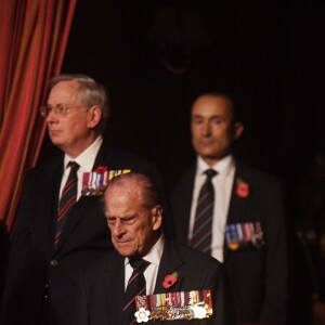 La duchesse Catherine de Cambridge, enceinte, le duc d'Edimbourg et la reine Elizabeth II dans la loge royale lors du Festival of Remembrance 2017 pour la commémoration du 11 novembre, au Royal Albert Hall à Londres le 11 novembre 2017.