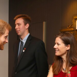 Le prince Harry a rencontré les volontaires de la Commission CWGC avant le match international de rugby entre l'Angleterre et l'Argentine à Londres le 11 novembre 2017.