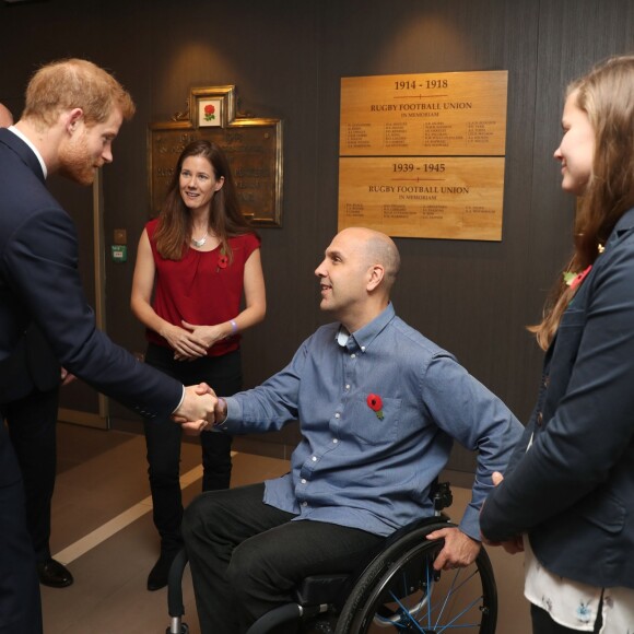 Le prince Harry a rencontré les volontaires de la Commission CWGC avant le match international de rugby entre l'Angleterre et l'Argentine à Londres le 11 novembre 2017.