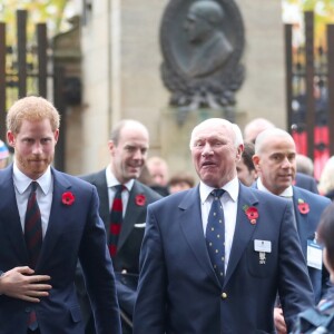 Le prince Harry a rencontré les volontaires de la Commission CWGC avant le match international de rugby entre l'Angleterre et l'Argentine à Londres le 11 novembre 2017.