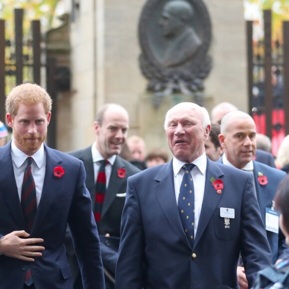 Le prince Harry a rencontré les volontaires de la Commission CWGC avant le match international de rugby entre l'Angleterre et l'Argentine à Londres le 11 novembre 2017.