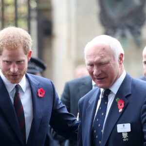 Le prince Harry a rencontré les volontaires de la Commission CWGC avant le match international de rugby entre l'Angleterre et l'Argentine à Londres le 11 novembre 2017.