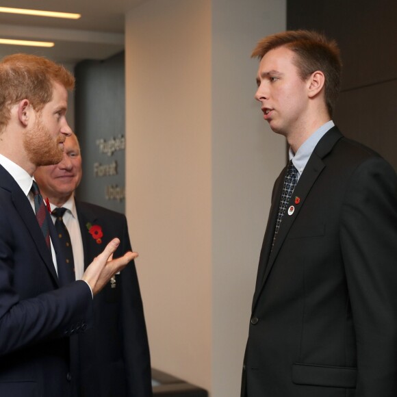 Le prince Harry a rencontré les volontaires de la Commission CWGC avant le match international de rugby entre l'Angleterre et l'Argentine à Londres le 11 novembre 2017.