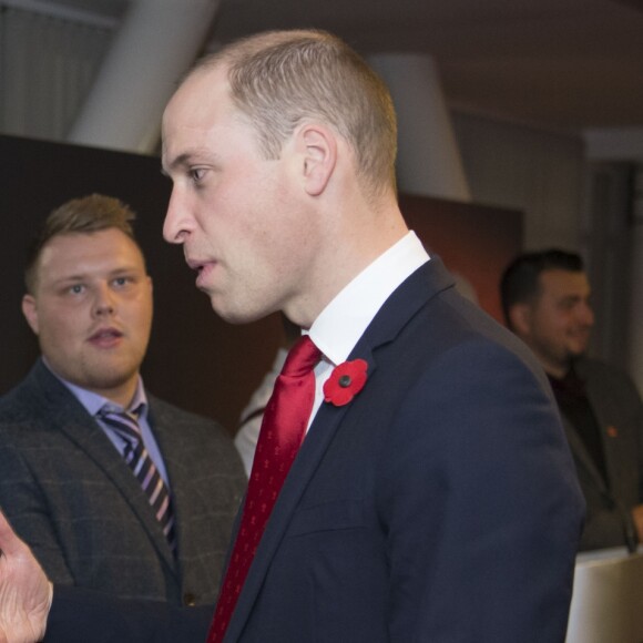 Le prince Wiliam, duc de Cambridge, patron de la Fédération de rugby galloise (WRU), arrive au match de rugby Pays de Galles contre l'Australie, au stade Principality de Cardiff le 11 novembre 2017 et rencontre des protagonistes du programme Coach Core soutenu par la fondation qu'il mène avec Kate et Harry.