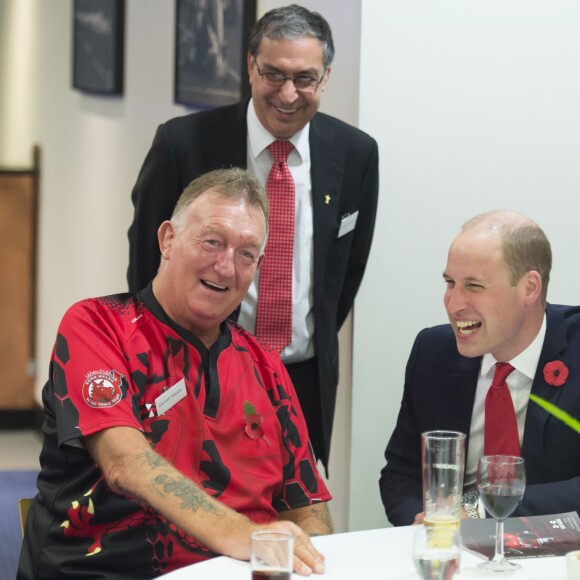 Le prince Wiliam, duc de Cambridge, patron de la Fédération de rugby galloise (WRU), arrive au match de rugby Pays de Galles contre l'Australie, au stade Principality de Cardiff le 11 novembre 2017 et rencontre des protagonistes du programme Coach Core soutenu par la fondation qu'il mène avec Kate et Harry.