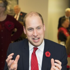 Le prince Wiliam, duc de Cambridge, patron de la Fédération de rugby galloise (WRU), arrive au match de rugby Pays de Galles contre l'Australie, au stade Principality de Cardiff le 11 novembre 2017 et rencontre des protagonistes du programme Coach Core soutenu par la fondation qu'il mène avec Kate et Harry.