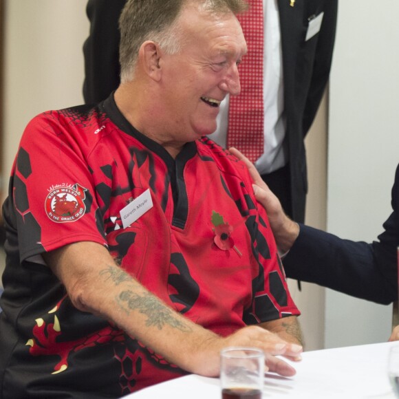 Le prince Wiliam, duc de Cambridge, patron de la Fédération de rugby galloise (WRU), arrive au match de rugby Pays de Galles contre l'Australie, au stade Principality de Cardiff le 11 novembre 2017 et rencontre des protagonistes du programme Coach Core soutenu par la fondation qu'il mène avec Kate et Harry.