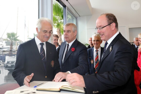 Exclusif - Le prince Albert II de Monaco et le prince Andrew, duc d'York, dédicacent en présence de Gilbert Vivaldi, président de la société nautique de Monaco, le livre d'or du Yacht Club après la régate d'aviron "Princes cup Outward Bound Monaco" le 8 novembre 2017. © Claudia Albuquerque / Bestimage