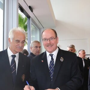 Exclusif - Le prince Albert II de Monaco et le prince Andrew, duc d'York, dédicacent en présence de Gilbert Vivaldi, président de la société nautique de Monaco, le livre d'or du Yacht Club après la régate d'aviron "Princes cup Outward Bound Monaco" le 8 novembre 2017. © Claudia Albuquerque / Bestimage