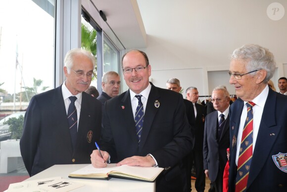 Exclusif - Le prince Albert II de Monaco et le prince Andrew, duc d'York, dédicacent en présence de Gilbert Vivaldi, président de la société nautique de Monaco, le livre d'or du Yacht Club après la régate d'aviron "Princes cup Outward Bound Monaco" le 8 novembre 2017. © Claudia Albuquerque / Bestimage