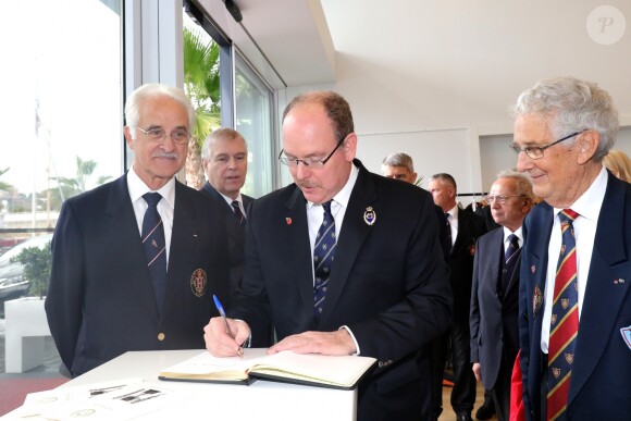 Exclusif - Le prince Albert II de Monaco et le prince Andrew, duc d'York, dédicacent en présence de Gilbert Vivaldi, président de la société nautique de Monaco, le livre d'or du Yacht Club après la régate d'aviron "Princes cup Outward Bound Monaco" le 8 novembre 2017. © Claudia Albuquerque / Bestimage