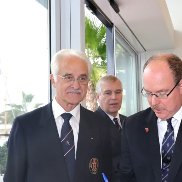 Exclusif - Le prince Albert II de Monaco et le prince Andrew, duc d'York, dédicacent en présence de Gilbert Vivaldi, président de la société nautique de Monaco, le livre d'or du Yacht Club après la régate d'aviron "Princes cup Outward Bound Monaco" le 8 novembre 2017. © Claudia Albuquerque / Bestimage