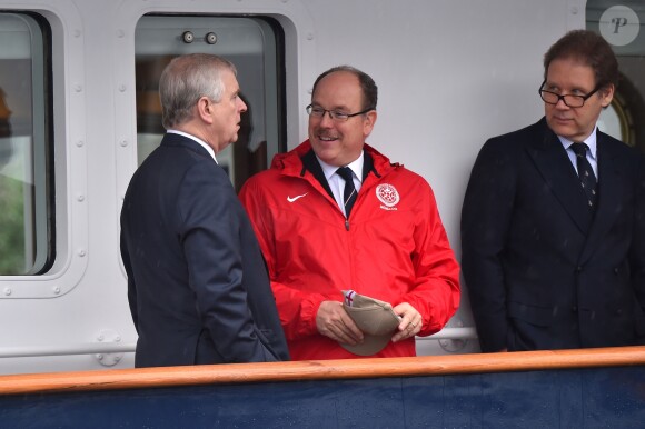 Le prince Albert de Monaco et le prince Andrew, Duc d'York, parrains de la branche monégasque de l'association britannique Outward Bond, étaient réunis le 8 novembre 2017 au port Hercule en principauté pour la première édition de la régate d'aviron The Princes' Cup. © Bruno Bebert / Bestimage