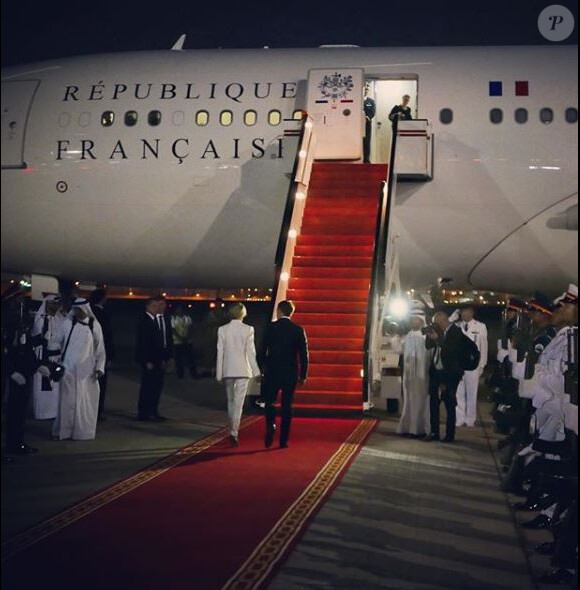 Brigitte et Emmanuel Macron quittent Abu Dhabi avec l'avion présidentiel. Instagram, novembre 2017.