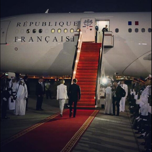 Brigitte et Emmanuel Macron quittent Abu Dhabi avec l'avion présidentiel. Instagram, novembre 2017.