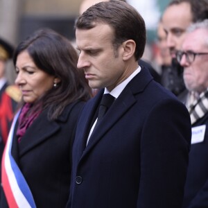 Anne Hidalgo, maire de Paris, le président Emmanuel Macron et à l'arrière plan Philippe Duperron, président de l'association 13onze15 - Commémoration du second anniversaire des attentats du 13 novembre 2015 à Paris le 13 novembre 2017. © Eliot Blondet / Pool / Bestimage