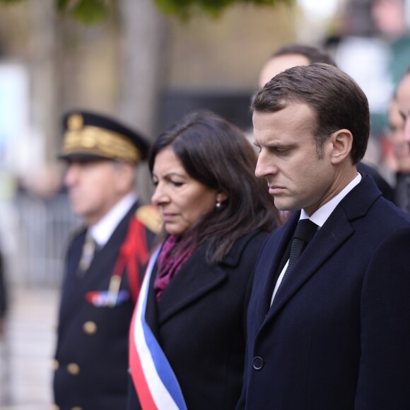 Anne Hidalgo, maire de Paris, le président Emmanuel Macron et à l'arrière plan Philippe Duperron, président de l'association 13onze15 - Commémoration du second anniversaire des attentats du 13 novembre 2015 à Paris le 13 novembre 2017. © Eliot Blondet / Pool / Bestimage