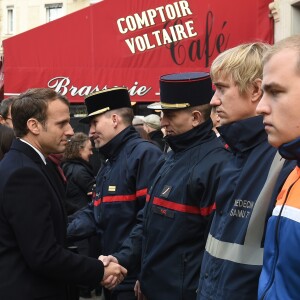 Brigitte Macron et le président Emmanuel Macron - Le président et la première dame saluent les forces de secours au Comptoir Voltaire - Commémoration du second anniversaire des attentats du 13 novembre 2015 à Paris le 13 novembre 2017. © Eliot Blondet / Pool / Bestimage