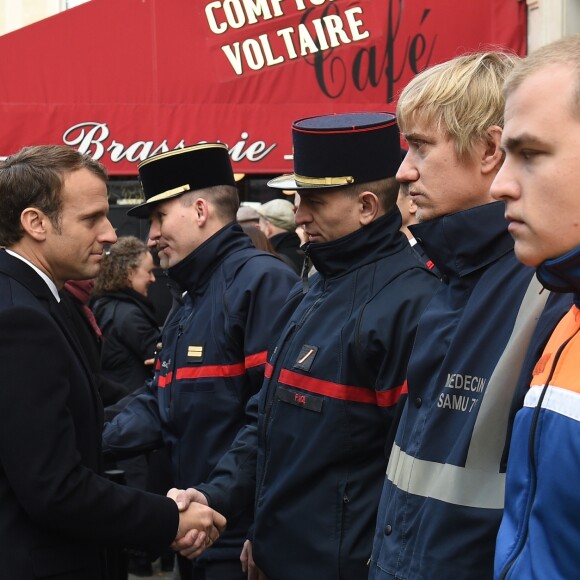 Brigitte Macron et le président Emmanuel Macron - Le président et la première dame saluent les forces de secours au Comptoir Voltaire - Commémoration du second anniversaire des attentats du 13 novembre 2015 à Paris le 13 novembre 2017. © Eliot Blondet / Pool / Bestimage