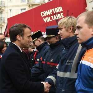 Brigitte Macron, Anne Hidalgo, maire de Paris et le président Emmanuel Macron - Le président et la première dame saluent les forces de secours au Comptoir Voltaire - Commémoration du second anniversaire des attentats du 13 novembre 2015 à Paris le 13 novembre 2017. © Eliot Blondet / Pool / Bestimage