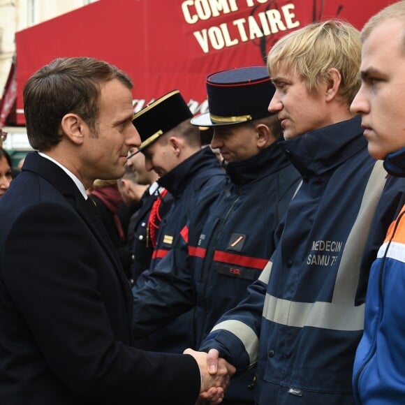 Brigitte Macron, Anne Hidalgo, maire de Paris et le président Emmanuel Macron - Le président et la première dame saluent les forces de secours au Comptoir Voltaire - Commémoration du second anniversaire des attentats du 13 novembre 2015 à Paris le 13 novembre 2017. © Eliot Blondet / Pool / Bestimage