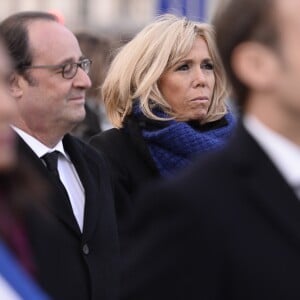 François Hollande, Brigitte Macron et Gérard Collomb, ministre de l'intérieur - Plaque au bar "Le Carillon et au restaurant "Le petit Cambodge" - Commémoration du second anniversaire des attentats du 13 novembre 2015 à Paris le 13 novembre 2017. © Eliot Blondet / Pool / Bestimage