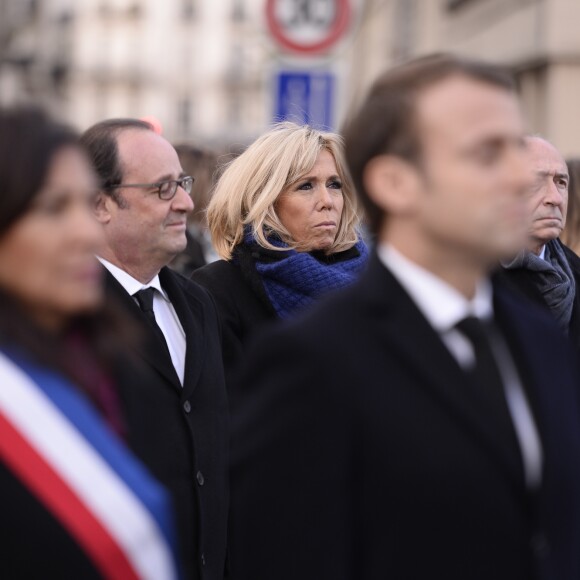 François Hollande, Brigitte Macron et Gérard Collomb, ministre de l'intérieur - Plaque au bar "Le Carillon et au restaurant "Le petit Cambodge" - Commémoration du second anniversaire des attentats du 13 novembre 2015 à Paris le 13 novembre 2017. © Eliot Blondet / Pool / Bestimage