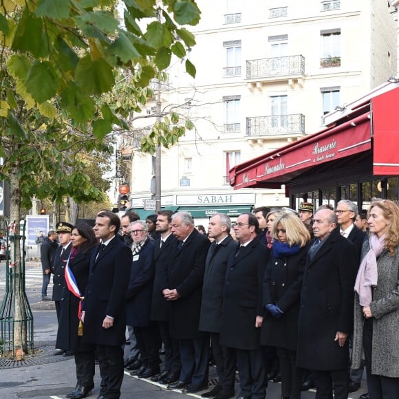 Anne Hidalgo, maire de Paris, le président Emmanuel Macron, Philippe Duperron, président de l'association 13onze15, Bruno Julliard, premier adjoint à la mairie de Paris, Gérard Larcher, président du Sénat, François de Rugy, président de l'Assemblée Nationale, François Hollande, Brigitte Macron, Gérard Collomb, ministre de l'intérieur et Nicole Belloubet, Garde des Sceaux, ministre de la Justice - Plaque au bar "Le Carillon et au restaurant "Le petit Cambodge" - Commémoration du second anniversaire des attentats du 13 novembre 2015 à Paris le 13 novembre 2017. © Eliot Blondet / Pool / Bestimage