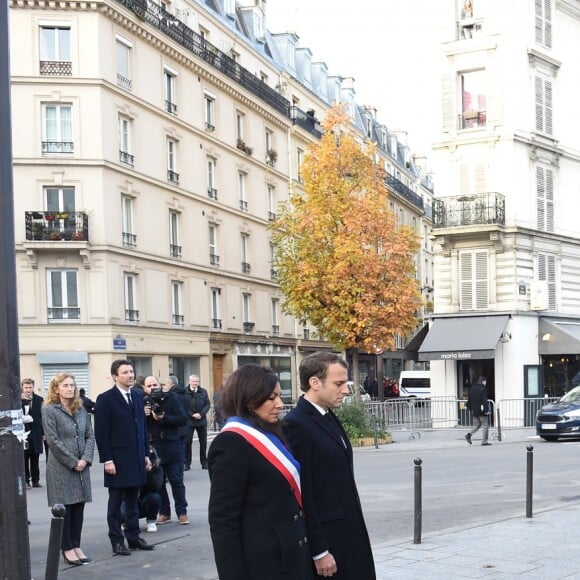 Brigitte Macron, Nicole Belloubet, Garde des Sceaux, ministre de la Justice, Benjamin Griveaux, Secrétaire d'État auprès du ministre de l'Économie et des Finances, Anne Hidalgo, maire de Paris et la président Emmanuel Macron - Plaque au bar "Le Carillon" - Plaque au bar "Le Carillon et au restaurant "Le petit Cambodge" - Commémoration du second anniversaire des attentats du 13 novembre 2015 à Paris le 13 novembre 2017. © Eliot Blondet / Pool / Bestimage