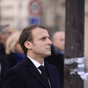 Le président Emmanuel Macron - Plaque au bar "Le Carillon et au restaurant "Le petit Cambodge" - Commémoration du second anniversaire des attentats du 13 novembre 2015 à Paris le 13 novembre 2017. © Eliot Blondet / Pool / Bestimage