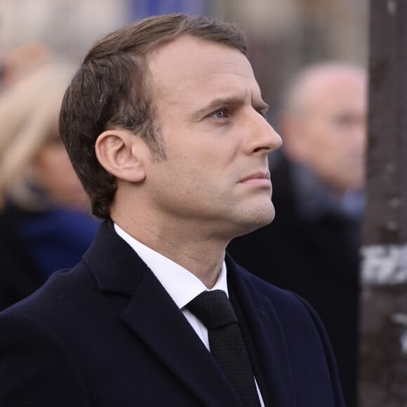 Le président Emmanuel Macron - Plaque au bar "Le Carillon et au restaurant "Le petit Cambodge" - Commémoration du second anniversaire des attentats du 13 novembre 2015 à Paris le 13 novembre 2017. © Eliot Blondet / Pool / Bestimage