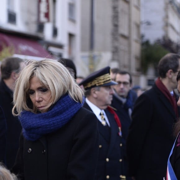 Le président Emmanuel Macron et Brigitte Macron - Plaque au bar "Le Carillon et au restaurant "Le petit Cambodge" - Commémoration du second anniversaire des attentats du 13 novembre 2015 à Paris le 13 novembre 2017. © Eliot Blondet / Pool / Bestimage