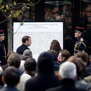 Le Président de la République, Emmanuel Macron et Anne Hidalgo, maire de Paris lors de la commémoration du second anniversaire des attentats du 13 novembre 2015 au Bataclan à Paris le 13 novembre 2017. © Stéphane Lemouton / Bestimage