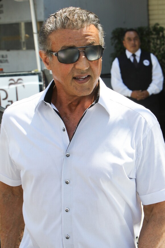 Sylvester Stallone se promène à Beverly Hills et porte une montre Richard Mille le 3 aout 2017.