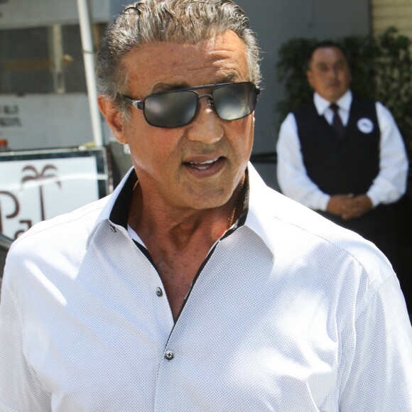 Sylvester Stallone se promène à Beverly Hills et porte une montre Richard Mille le 3 aout 2017.