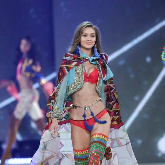 Gigi Hadid - Défilé Victoria's Secret 2016 au Grand Palais à Paris, le 30 novembre 2016. © Cyril Moreau/Bestimage