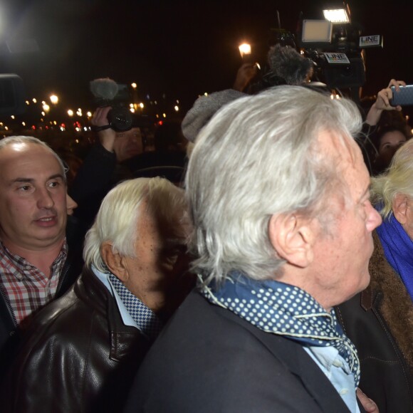 Alain Delon, Marcel Campion, Charles Gérard et Jean-Paul Belmondo - Jean-Paul Belmondo et Alain Delon, parrains de la grande roue de la Concorde, arrivent pour son inauguration, à Paris, France, le 17 novembre 2017. © Giancarlo Gorassini/Bestimage