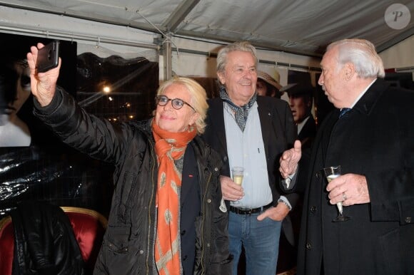 Semi-exclusif - Véronique de Villèle, Alain Delon et Marcel Campion - Célébrités lors de l'inauguration de la grande roue de Paris, France, le 17 novembre 2017. © Coadic Guirec/Bestimage