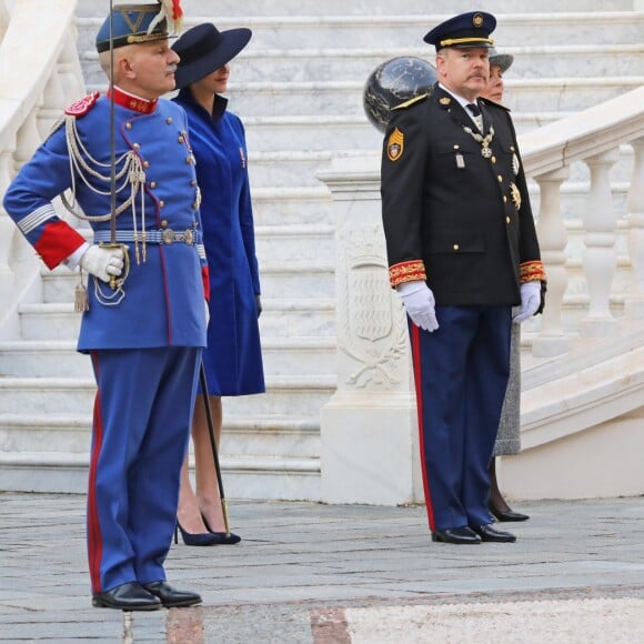 La princesse Stéphanie de Monaco, la princesse Charlène de Monaco, le prince Albert II de Monaco et la princesse Caroline de Hanovre - La famille princière de Monaco dans la cour du Palais Princier lors de la fête nationale monégasque, à Monaco, le 19 novembre 2017. ©© Jean-Charles Vinaj/Pool restreint Monaco/Bestimage