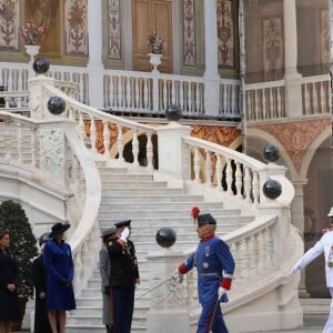 La princesse Stéphanie de Monaco, la princesse Charlène de Monaco, le prince Albert II de Monaco et la princesse Caroline de Hanovre - La famille princière de Monaco dans la cour du Palais Princier lors de la fête nationale monégasque, à Monaco, le 19 novembre 2017. ©© Jean-Charles Vinaj/Pool restreint Monaco/Bestimage