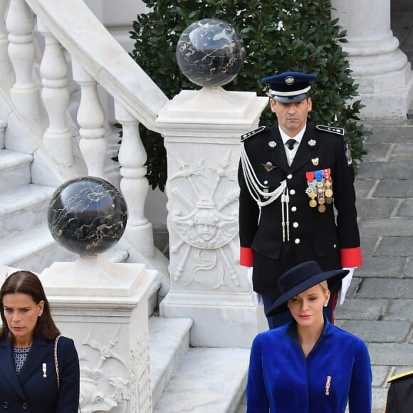 La princesse Stéphanie de Monaco, la princesse Charlène de Monaco, le prince Albert II de Monaco et la princesse Caroline de Hanovre - La famille princière de Monaco dans la cour du Palais Princier lors de la fête nationale monégasque, à Monaco, le 19 novembre 2017. ©© Jean-Charles Vinaj/Pool restreint Monaco/Bestimage