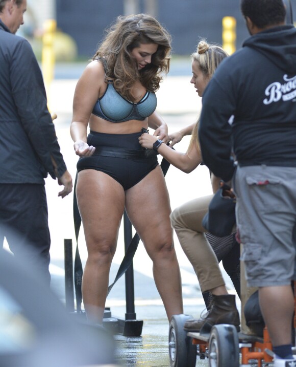 Exclusif - Prix spécial - No Web No Blog - Ashley Graham pose lors d'un shooting à New York le 10 septembre 2017.  09/10/2017 EXCLUSIVE: Ashley Graham is spotted during a photoshoot in New York City. The 29 year old model wore a barely there outfit as she pushed a weight slide down the middle of a street. Graham wore a aqua colored sports bra, tiny black shorts, and high top sneakers.10/09/2017 - New York