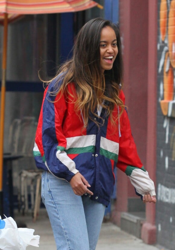 Malia Ann Obama se balade avec des amis dans le quartier de Soho à New York, le 26 mars 2017.