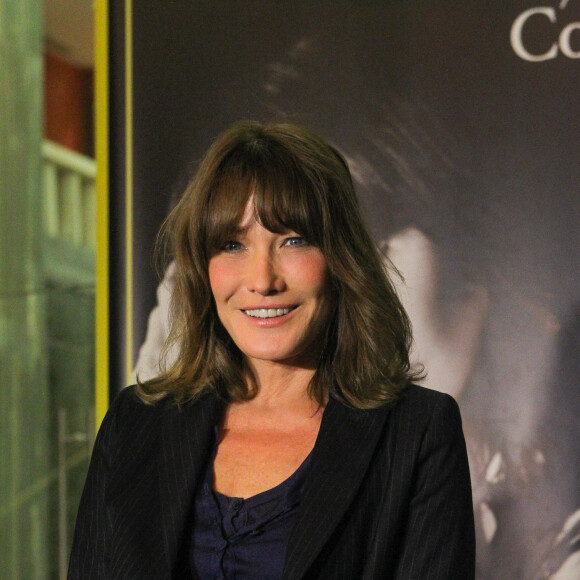 Carla Bruni-Sarkozy lors d'un photocall dans le cadre de sa tournée "French Touch" au théâtre Pallas à Athènes, le 22 octobre 2017. © Aristidis Vafeiadakis/Zuma Press/Bestimage
