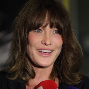Carla Bruni-Sarkozy lors d'un photocall dans le cadre de sa tournée "French Touch" au théâtre Pallas à Athènes, le 22 octobre 2017.