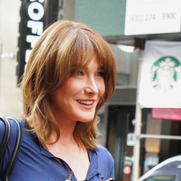 Carla Bruni-Sarkozy quitte l'émission "Today Show" à New York le 10 octobre 2017.
